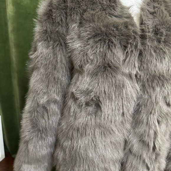 Women’s Gray Faux Fur Jacket – Soft Plush Elegant Coat - Picture 6 of 8